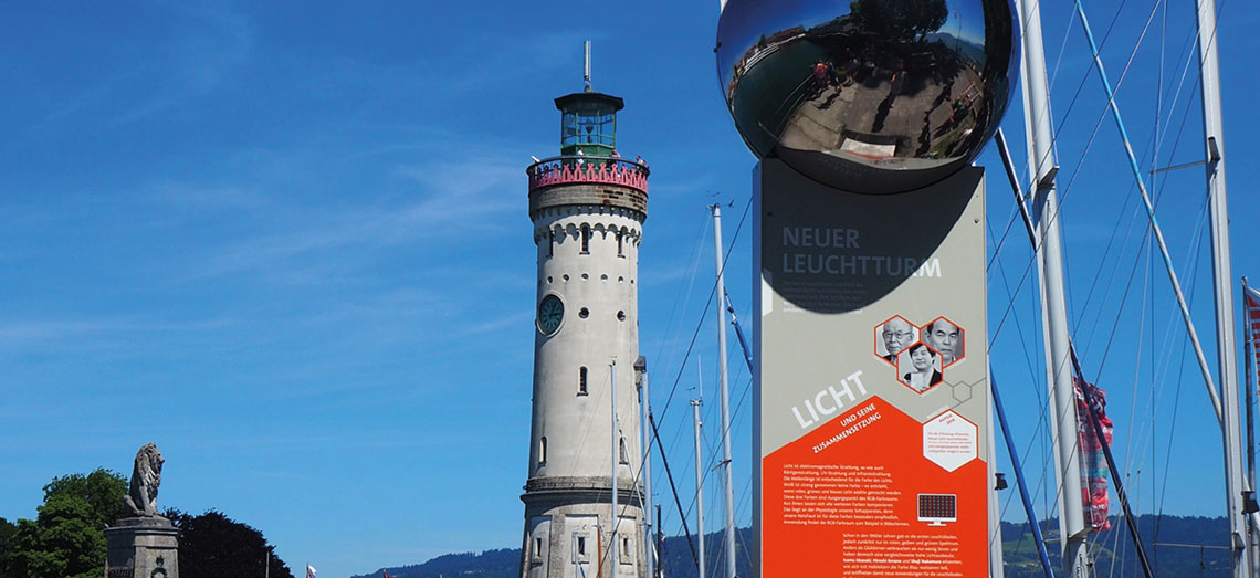 Der Lindauer Wissenspfad vor dem Neuen Leuchtturm