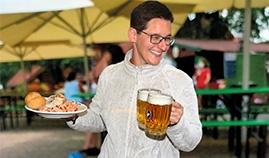 Wurstsalat und kühles Bier im Biergarten am GITZ